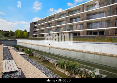 Leuven - logement moderne près de canal Banque D'Images
