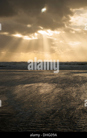 Les rayons du soleil qui brille à travers les nuages Banque D'Images