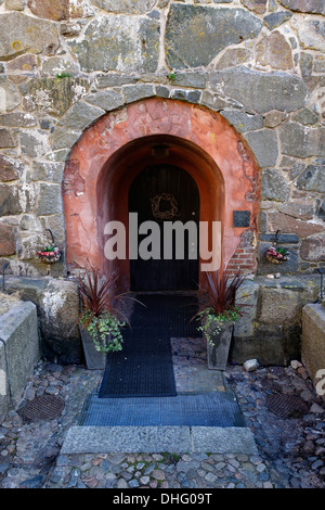 Une porte mène dans le quartiers privés sous de vieux murs de fortification. Banque D'Images