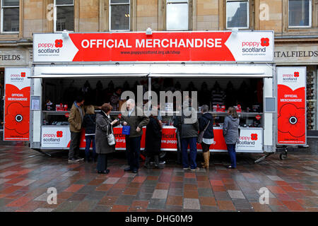 Buchanan Street, Glasgow, Écosse, samedi 9 novembre 2013. Un stand vendant des marchandises officielles pour l'association caritative du coquelicot écossais le samedi précédant le dimanche du souvenir Banque D'Images