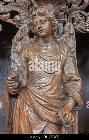 LEUVEN, BELGIQUE - 3 SEPTEMBRE : ange sculpté comme symbole de la vertu forme St. Michaels church (Michelskerk) Banque D'Images