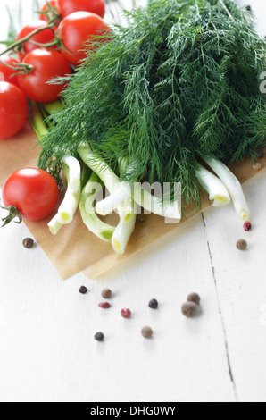 Légumes biologiques frais ensemble d'aneth tomates et l'oignon sur la table de cuisine blanche Banque D'Images