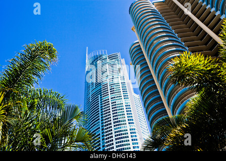 L'Australie, Queensland, Surfers Paradise, grande hauteur de vue Q1 Tower et Aegean Apartments Banque D'Images