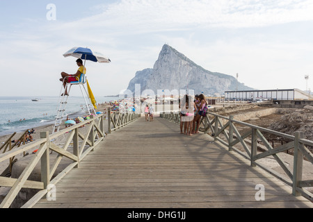 Plage de La Línea de la Concepción et rocher de Gibraltar dans l'arrière-plan Banque D'Images