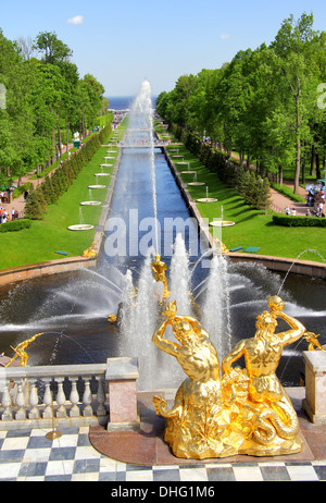 La Grande Cascade et le canal de la mer à Peterhof Palace, Saint Petersburg, Russie Banque D'Images