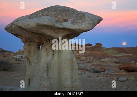 « Champignon' rock et de la lune, De-Na Bisti Wilderness Area-Zin, Nouveau Mexique USA Banque D'Images