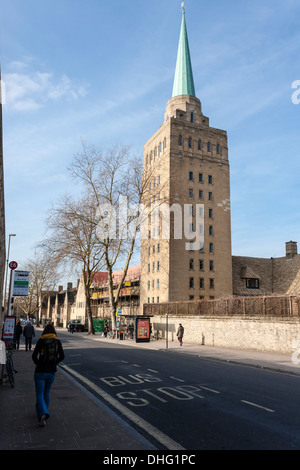 La tour de la bibliothèque de Nuffield College, l'un des plus récents des collèges à l'Université d'Oxford, Oxfordshire, England, GB, au Royaume-Uni. Banque D'Images