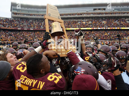 Minneapolis, MN, USA. Nov 9, 2013. 9 novembre 2013 : Le Minnesota Gophers soulever le trophée Bell du gouverneur après avoir battu Penn State 24 - 10 TCF Bank Stadium à à Minneapolis, Minnesota. Credit : csm/Alamy Live News Banque D'Images
