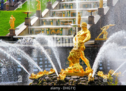 Samson Fontaine de la Grande Cascade à Peterhof Palace, Saint Petersburg, Russie Banque D'Images