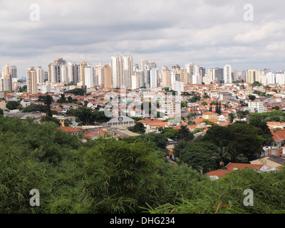 Une banlieue résidentielle de Sao Paulo montrant certaines zones réservées à des tours d'appartements et autres maisons pour seulement Banque D'Images