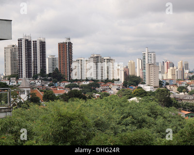 Une banlieue résidentielle de Sao Paulo montrant certaines zones réservées à des tours d'appartements et autres maisons pour seulement Banque D'Images