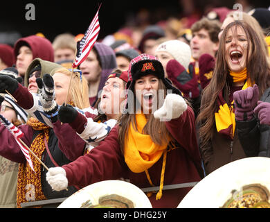 Minneapolis, MN, USA. Nov 9, 2013. 9 novembre 2013 : Minnesota Gophers fans encourager leur équipe au cours de la NCAA football match entre l'Université du Minnesota Gophers et la Penn State Nittany Lions au TCF Bank Stadium à Minneapolis, Minnesota. Minnesota a battu Penn State 24 - 10. Credit : csm/Alamy Live News Banque D'Images