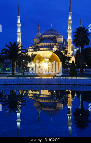 Mosquée bleue reflétée sur l'extérieure, Istanbul, Turquie Banque D'Images