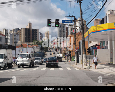 Les rues de banlieue dans la ville de Sao Paulo Banque D'Images