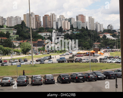 La place en face de la Sao Paulo le stade municipal en montrant la zone résidentielle de Pacaembu donnant sur le stade Banque D'Images