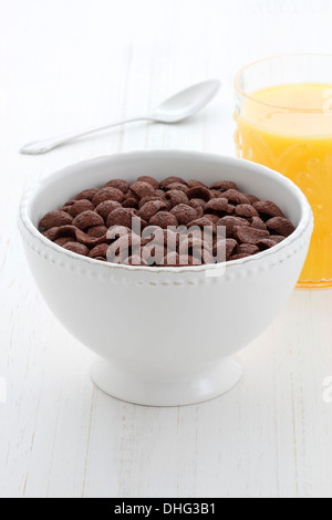 Délicieux et nutritif ensemble le blé et l'avoine, des céréales au chocolat savoureux, drôles et en bonne santé plus de petit-déjeuner pour les enfants Banque D'Images