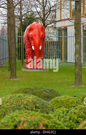 Éléphant rouge représentation dans la cour Länder de Basse-Saxe et Schleswig-Holstein. Berlin. L'Allemagne. Banque D'Images