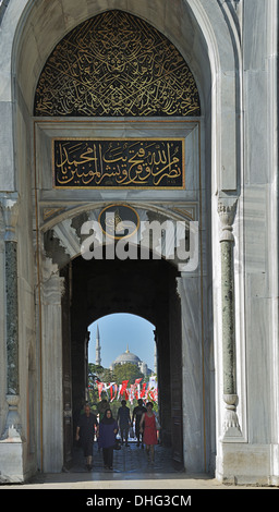 La porte de Topkapi et la mosquée bleue en arrière-plan, Istanbul, Turquie 130913 31224  Banque D'Images