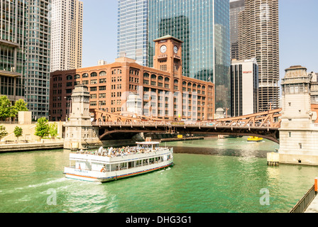 Une vue sur le centre-ville de la ville de Chicago par un beau jour d'été avec bateau-mouche sur la rivière Chicago Banque D'Images