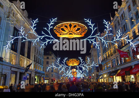 Londres, Royaume-Uni. 9 novembre 2013. Regent Street Lumières de Noël allumé avec décorations montrant les douze jours de Noël, à Londres, Angleterre Crédit : Paul Brown/Alamy Live News Banque D'Images