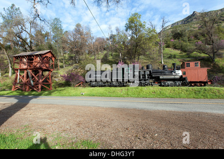 Locomotive Shay n° 6 et d'un fourgon de transport n° 15, El Portal Transportation Museum, Foresta Road, El Portal, Californie, USA. Banque D'Images