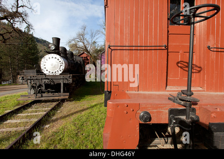 Locomotive Shay n° 6 et d'un fourgon de transport n° 15, El Portal Transportation Museum, Foresta Road, El Portal, Californie, USA. Banque D'Images