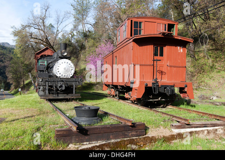 Locomotive Shay n° 6 et d'un fourgon de transport n° 15, El Portal Transportation Museum, Foresta Road, El Portal, Californie, USA. Banque D'Images