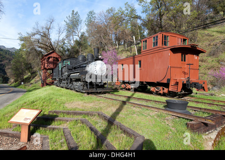 Locomotive Shay n° 6 et d'un fourgon de transport n° 15, El Portal Transportation Museum, Foresta Road, El Portal, Californie, USA. Banque D'Images