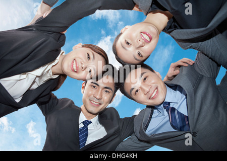 Groupe de gens d'affaires en caucus, low angle view Banque D'Images