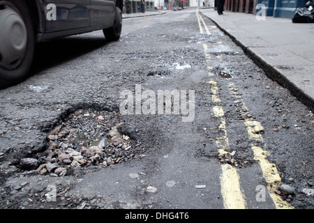 La dégradation des routes de poule sur London Road street driving Banque D'Images