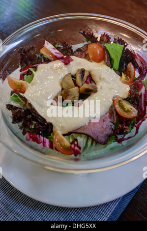 Salade mixte avec des champignons et de la viande Banque D'Images