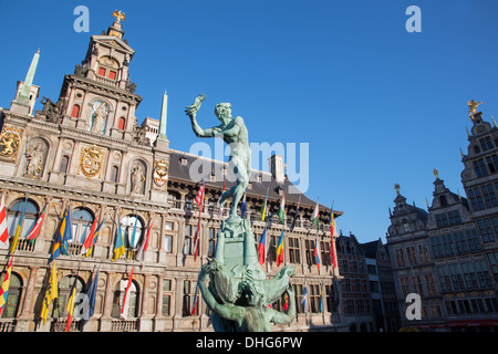 Antwerpe - Mairie et Brabo fontaine dans la lumière du matin Banque D'Images