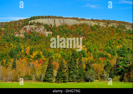 Un paysage d'automne d'une formation rocheuse près de Sussex au Nouveau-Brunswick Banque D'Images