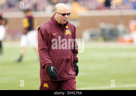 Minneapolis, MN, USA. Nov 9, 2013. 9 novembre 2013 : Minnesota Gophers entraîneur en chef Jerry tuer marche à travers le champ avant de la NCAA football match entre l'Université du Minnesota Gophers et la Penn State Nittany Lions au TCF Bank Stadium à Minneapolis, Minnesota. © csm/Alamy Live News Banque D'Images