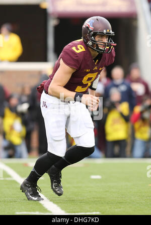 Minneapolis, MN, USA. Nov 9, 2013. 9 novembre 2013 : Minnesota Gophers quarterback Philip Nelson (9) est affichée au cours de la NCAA football match entre l'Université du Minnesota Gophers et la Penn State Nittany Lions au TCF Bank Stadium à Minneapolis, Minnesota. Minnesota a battu Penn State 24 - 10. © csm/Alamy Live News Banque D'Images