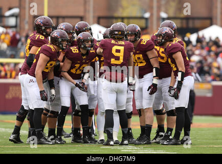Minneapolis, MN, USA. Nov 9, 2013. 9 novembre 2013 : Minnesota Gophers quarterback Philip Nelson (9) a le contrôle du caucus au cours de la NCAA football match entre l'Université du Minnesota Gophers et la Penn State Nittany Lions au TCF Bank Stadium à Minneapolis, Minnesota. © csm/Alamy Live News Banque D'Images
