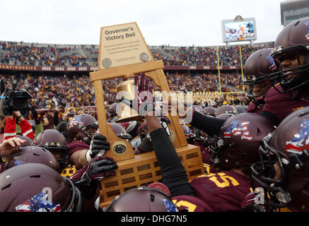 Minneapolis, MN, USA. Nov 9, 2013. 9 novembre 2013 : Le Minnesota Gophers soulever le trophée de la victoire du Gouverneur Bell après avoir battu Penn State 24 - 10 TCF Bank Stadium à à Minneapolis, Minnesota. © csm/Alamy Live News Banque D'Images