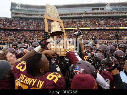 Minneapolis, MN, USA. Nov 9, 2013. 9 novembre 2013 : Le Minnesota Gophers soulever le trophée de la victoire du Gouverneur Bell après avoir battu Penn State 24 - 10 TCF Bank Stadium à à Minneapolis, Minnesota. © csm/Alamy Live News Banque D'Images