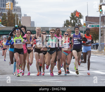 Marathon de New York en 2013, Femme, course à pied le long de la 4e Avenue à Brooklyn, Priscah Jeptoo du Kenya, de l'extrême droite, a remporté la course. Banque D'Images