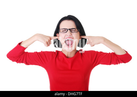 Jolie femme à lunettes met son doigt dans les oreilles. Isolé sur blanc. Banque D'Images