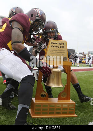 Minneapolis, MN, USA. Nov 9, 2013. 9 novembre 2013 : Minnesota Gophers joueurs saisir la victoire du gouverneur trophée Bell après l'Université du Minnesota Gophers défait les Penn State Nittany Lions 24 - 10 TCF Bank Stadium à à Minneapolis, Minnesota. © csm/Alamy Live News Banque D'Images