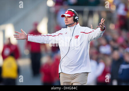 Madison, Wisconsin, USA. Nov 9, 2013. 9 novembre 2013 : l'entraîneur-chef Gary Andersen réagit à un appel pendant la NCAA Football match entre les BYU Cougars et le Wisconsin Badgers au Camp Randall Stadium à Madison, WI. Le Wisconsin a défait BYU POIGNÉÉS 27 17/32 po. John Fisher/CSM/Alamy Live News Banque D'Images