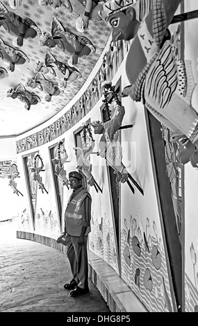 Homme adulte, bénévole à l'intérieur d'un Pandal civile pour adorer la Déesse Durga, Calcutta, Bengale occidental, Inde en noir et blanc Banque D'Images