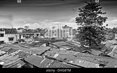 Ville de Calcutta, bidonville, Bengale occidental, Inde en noir et blanc Banque D'Images