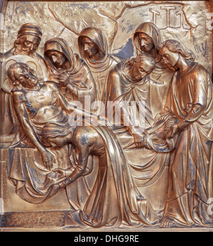 Anvers, Belgique - 5 SEPTEMBRE : l'Enterrement de Jésus à partir de la décharge de métal ou st Joriskerk. George church Banque D'Images