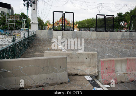 Makkawan Bridge, Bangkok, Thaïlande-9 nov, 2013 : bloc Police pont qui mène à la maison du gouvernement à Bangkok pour empêcher les manifestants de s'approcher d'amnistie. Banque D'Images