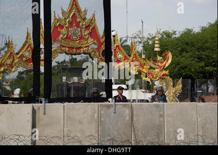 Makkawan Bridge, Bangkok, Thaïlande-9 nov, 2013 : bloc Police pont qui mène à la maison du gouvernement à Bangkok pour empêcher les manifestants de s'approcher d'amnistie. Banque D'Images