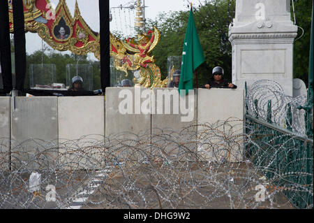 Makkawan Bridge, Bangkok, Thaïlande-9 nov, 2013 : bloc Police pont qui mène à la maison du gouvernement à Bangkok pour empêcher les manifestants de s'approcher d'amnistie. Banque D'Images