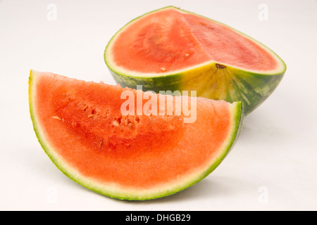 Tranches de Melon pastèque fruits sucrés Grande Sections Fond blanc Banque D'Images