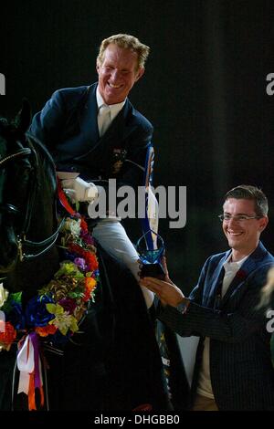 Melbourne, Australie. Nov 9, 2013. HEATH Ryan de l'Australie reconnaît les juges au cours de l'être l'Influence Equestrian Grand Final - CDI-W style libre. Salon Equitana Sydney est un jour quatre sports équestres salon avec des chevaux, des médaillés olympiques, des enseignants de renommée mondiale, Aussie cowboys, une élite equine programme de compétition, et des centaines d'exposants. © Tom Griffiths/ZUMA/ZUMAPRESS.com/Alamy fil Live News Banque D'Images